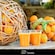 Dos vasos de jugo de naranja junto con algunas naranjas
